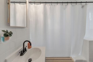 Secador de pelo, toallas, jabón y champú