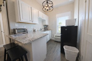 Réfrigérateur, micro-ondes, grille-pain