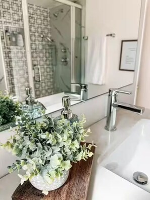 Shower, hair dryer, towels, soap - The Savannah Joy (Colorado Springs)
