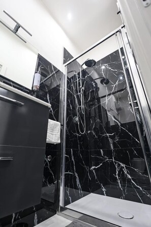 Shower, hair dryer, bidet, towels - Cozy apartment in the heart of Naples. (Napoli)