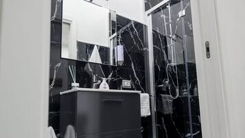 Doccia, asciugacapelli, bidet, asciugamani