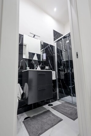 Shower, hair dryer, bidet, towels - Cozy apartment in the heart of Naples. (Napoli)