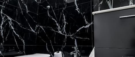 Douche, sĂšche-cheveux, bidet, serviettes fournies