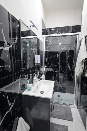 Shower, hair dryer, bidet, towels - Cozy apartment in the heart of Naples. (Napoli)