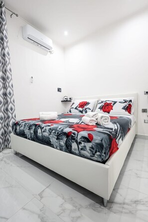 1 bedroom, internet, bed sheets - Cozy apartment in the heart of Naples. (Napoli)