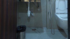 Standaard tweepersoonskamer, uitzicht op stad | Badkamer