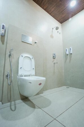 Douche, articles de toilette gratuits, sèche-cheveux, chaussons