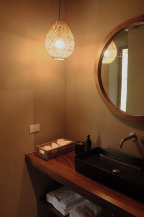 Regadera, toallas, jabón, papel de baño 