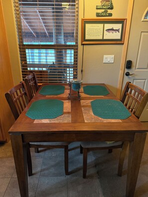 Dining - Gorgeous 4-bedroom cabin in charming Forest Lakes, with horse set up (Forest Lakes)