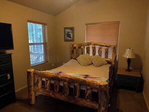 Iron/ironing board, WiFi, bed sheets - Gorgeous 4-bedroom cabin in charming Forest Lakes, with horse set up (Forest Lakes)
