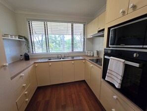Private kitchen - Songbird Cottage (Emerald Beach)