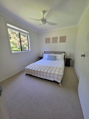 Iron/ironing board, WiFi, bed sheets - Songbird Cottage (Emerald Beach)