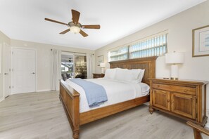 3 bedrooms, desk, iron/ironing board, WiFi - Canal-Front 3BR w/ Heated Saltwater Pool, Dock, BBQ & Ping-Pong — Near Beaches! (Port Charlotte)