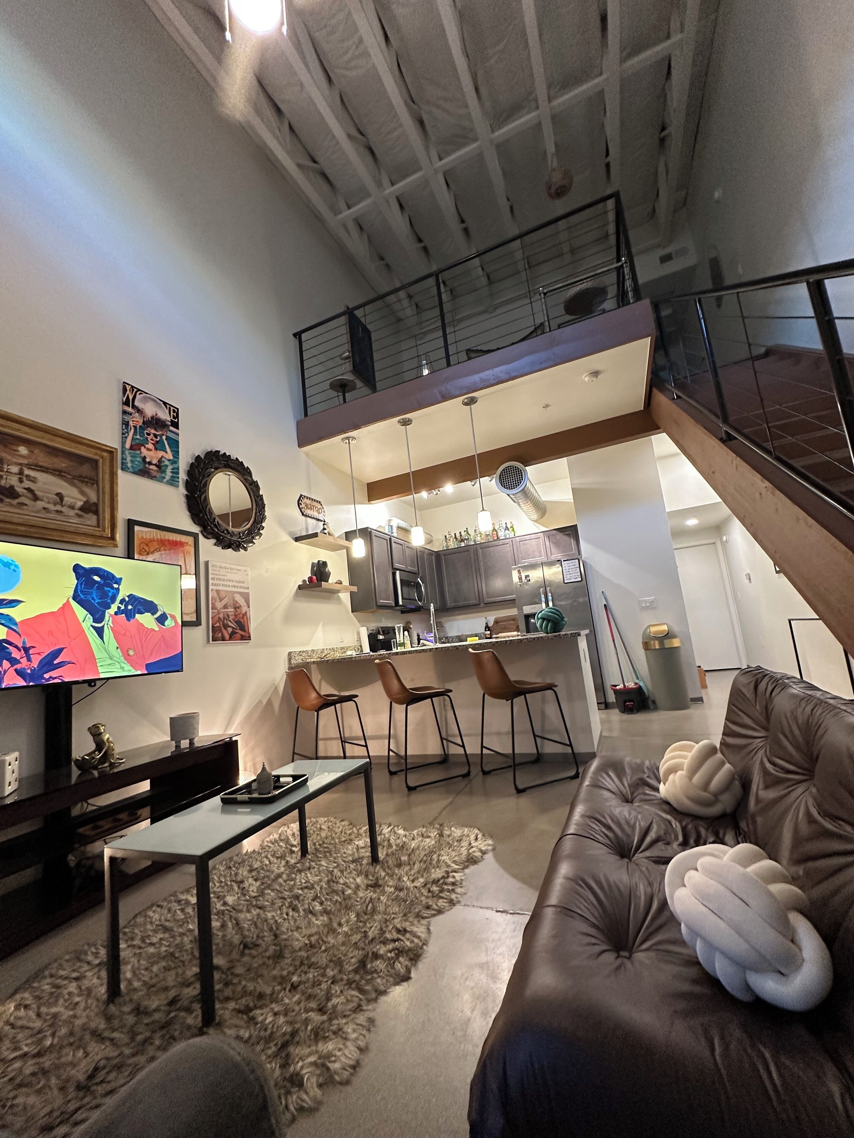 TV connectée, livres, chaîne hi-fi