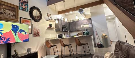 TV connectée, livres, chaîne hi-fi