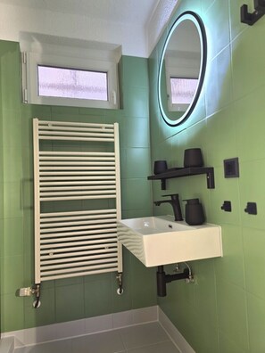 Shower, hair dryer, soap - Compact feel-good apartment in the Baltic seaside resort of Zingst (Zingst)