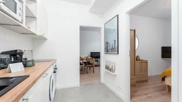 Comfort Apartment, 2 Bedrooms | Dapur kecil peribadi | Kerusi tinggi