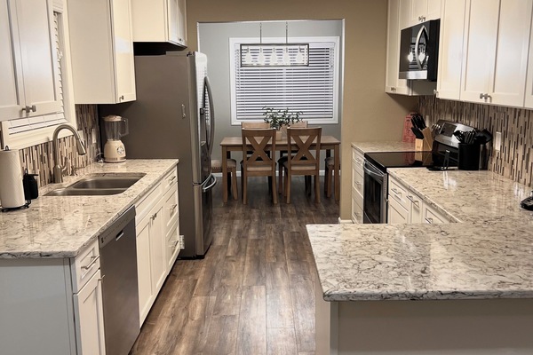 Kjøleskap, mikrobølgeovn, ovn og kokeplater