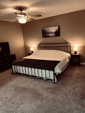 3 sovrum, skrivbord, strykjärn/strykbräda och resesäng