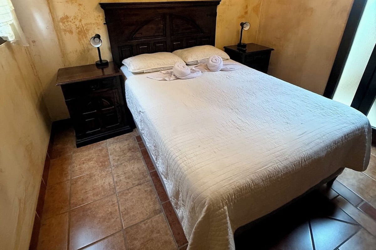 Habitación Confort con 1 cama doble o 2 individuales | Escritorio, tabla de planchar con plancha, wifi gratis