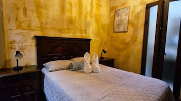 Habitación Confort con 1 cama doble o 2 individuales | Escritorio, tabla de planchar con plancha, wifi gratis