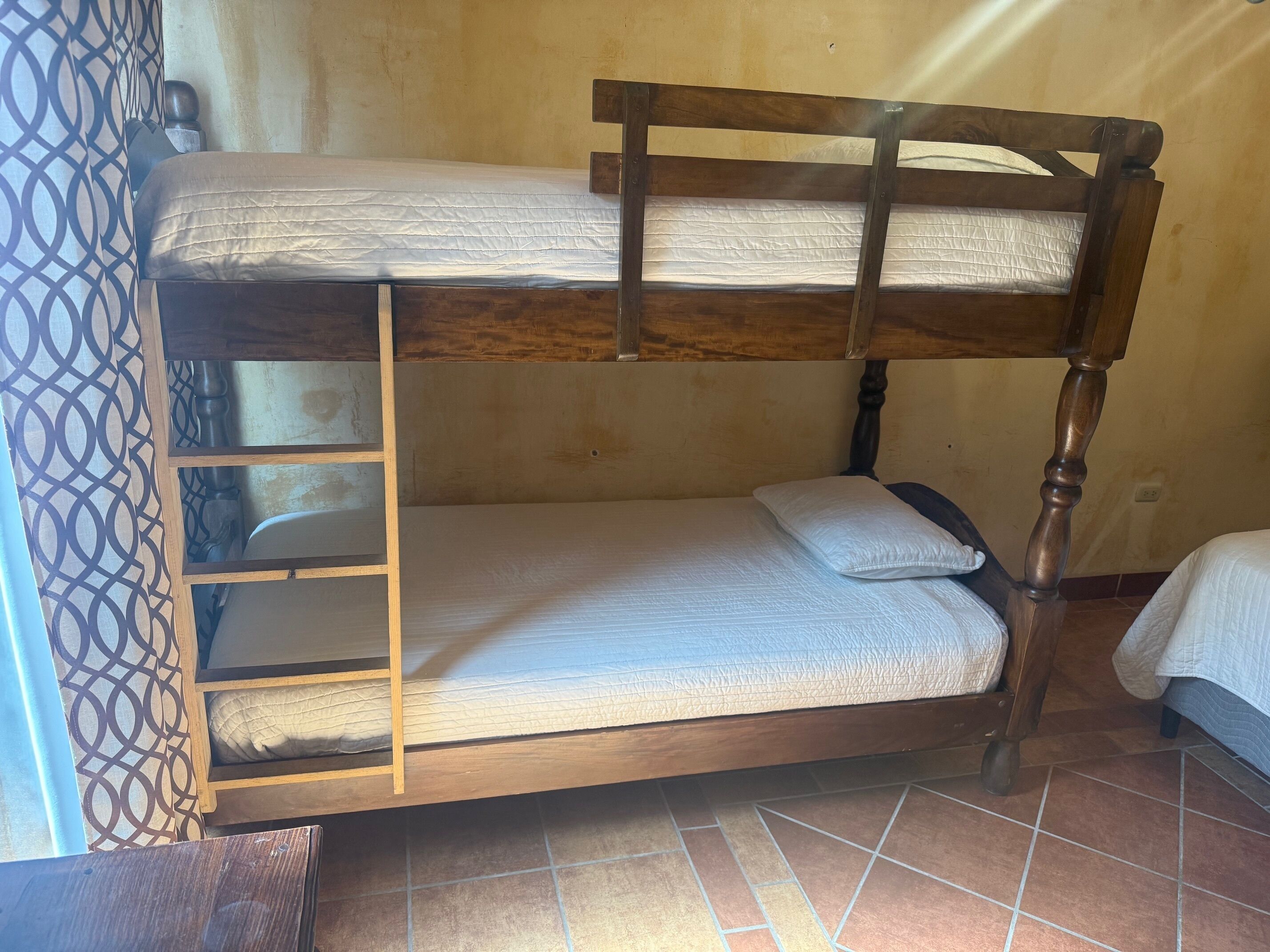 Habitación cuádruple Confort | Escritorio, tabla de planchar con plancha y wifi gratis 