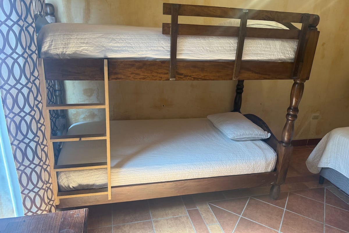 Habitación cuádruple Confort | Escritorio, tabla de planchar con plancha y wifi gratis