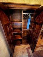 Quarto duplo conforto | Escrivaninha, ferros/tábuas de passar roupa, Wi-Fi de cortesia