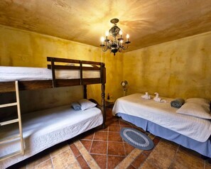 Habitació quàdruple Comfort | Escriptori, planxa i posts de planxar i wifi gratuïta 