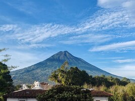Una montaña con un edificio de forma abovedada al frente.