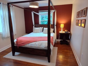 Iron/ironing board, WiFi, bed sheets - Mid Century style,  Mt Hood, Gorge, City accessibility.  2 bedroom in Clackamas (Oatfield)