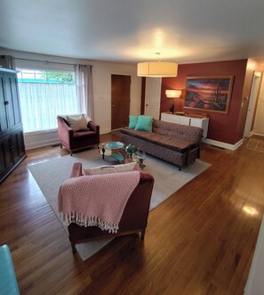 TV - Mid Century style,  Mt Hood, Gorge, City accessibility.  2 bedroom in Clackamas (Oatfield)