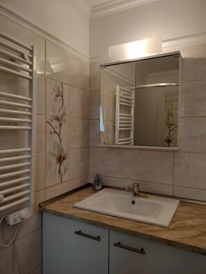 Bathroom - Wooden house in the middle of nature with a wonderful panorama, near to Budapest (Penc)