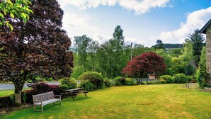 Outdoor dining - Country House Near Loch Earn (Lochearnhead)