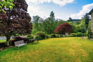 Outdoor dining - Country House Near Loch Earn (Lochearnhead)