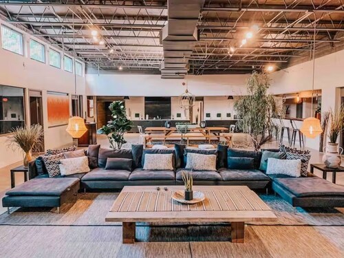 The Bohemian Villa - 7000sqft Ping Pong Darts Hot Tub - 9 bedrooms Sleeps 30