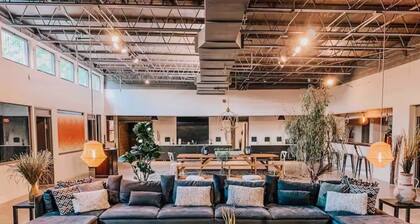 The Bohemian Villa - 7000sqft Ping Pong Darts Hot Tub - 9 bedrooms Sleeps 30