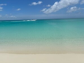 Beach - Stylish 1-bedroom condo in fabulous Leeward Settlement. Sleeps 4 (Leeward Settlement)