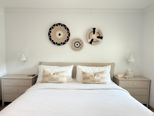 Stylish 1-bedroom condo in fabulous Leeward Settlement. Sleeps 4