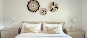 Stylish 1-bedroom condo in fabulous Leeward Settlement. Sleeps 4