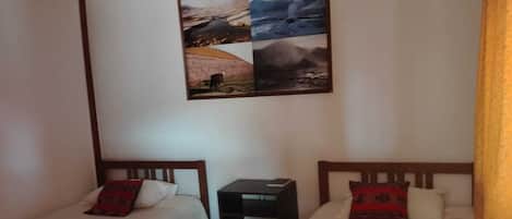 Dobbelt- eller tomannsrom, 1 dobbeltseng, bakgårdsutsikt | Skrivebord for bærbar PC og wi-fi (inkludert)