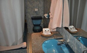 Chambre Familiale, balcon, vue ville | Salle de bain | Articles de toilette gratuits, sĂšche-cheveux, serviettes fournies, savon