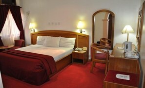 Chambre Familiale, balcon, vue ville | Bureau, espace de travail pour ordinateur portable, rideaux occultants