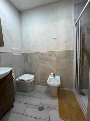 Douche, sèche-cheveux, bidet, serviettes fournies