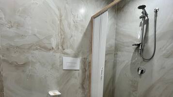 Doccia, asciugacapelli, bidet, asciugamani