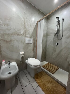 Doccia, asciugacapelli, bidet, asciugamani