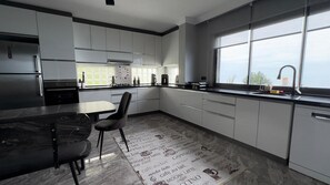 Micro-ondes, four, lave-vaisselle, serviettes en papier