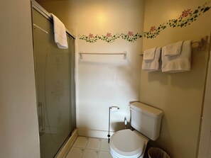 Suihku, pyyhkeet, saippua, vessapaperi