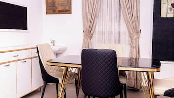 อีโคโนมีอพาร์ทเมนท์, ระเบียง, วิวเมือง | บริการอาหารในห้องพัก