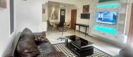 Economy-Apartment, Balkon, Stadtblick | Wohnbereich